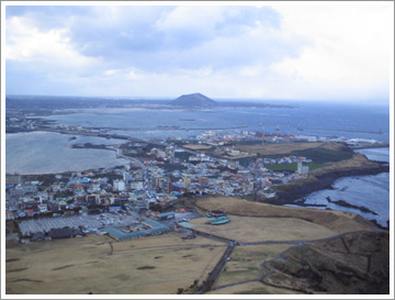 성산일출봉 꼭대기에서 찍은 사진. 멀리 우도가 보입니다. 